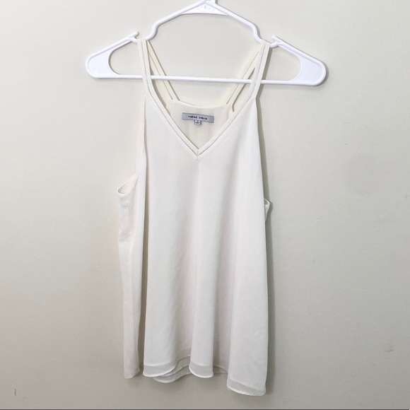 Cute basic white top - Picture 2 of 4